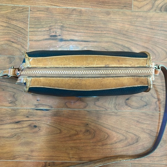 Vintage 1980s Dooney & Bourke Black and Tan Pebble Leather Crossbody Purse Bag - Picture 9 of 15